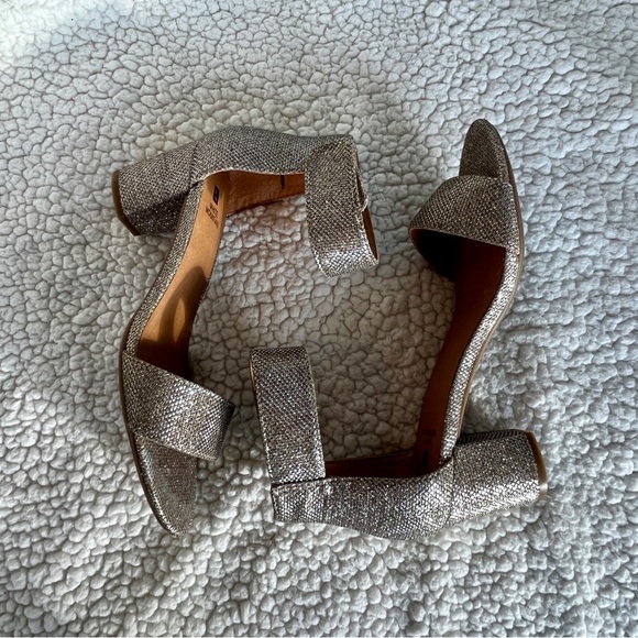 White Mountain size 6.5 sandals. Gold with a bit of silver. - Picture 4 of 9